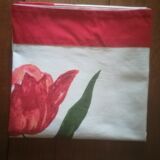 White tablecloth tulip patterns