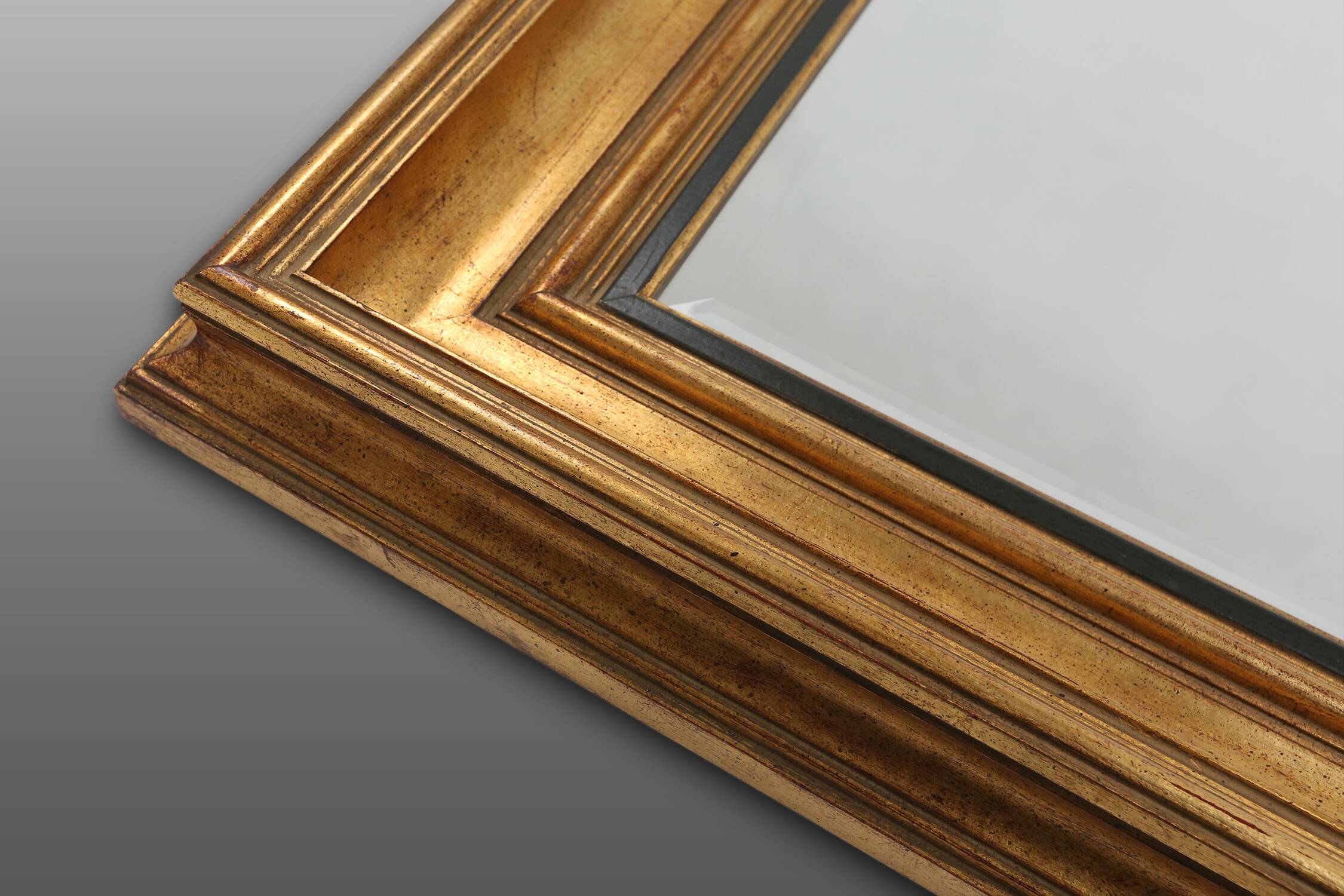 Timeless gilded mirror by Deknudt, Belgium in wood, Belgium ca. 1960