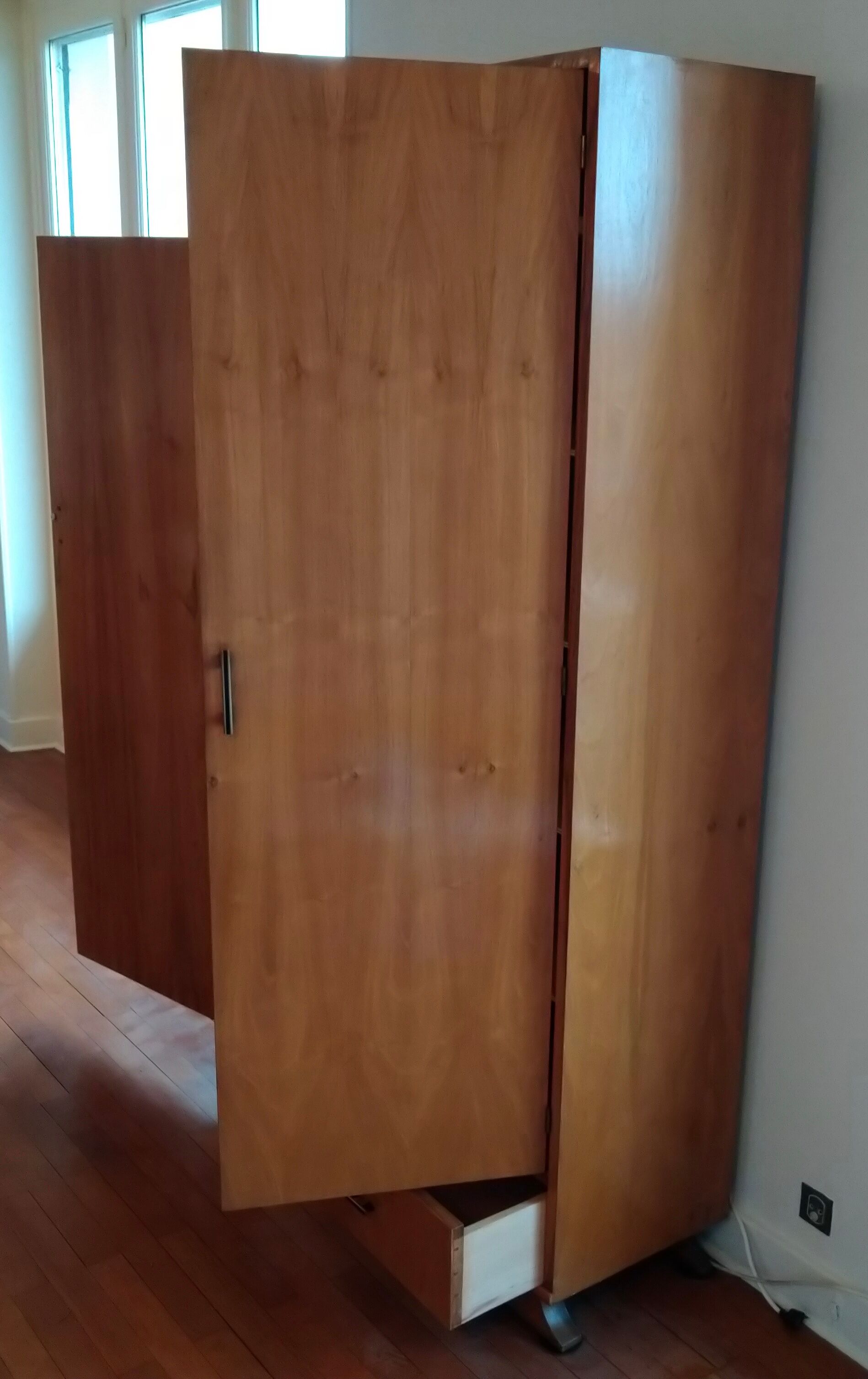 Asymmetrical cabinet