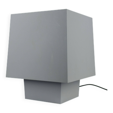 Lampe design cubique en métal gris, filtres colorés et signature japonaise