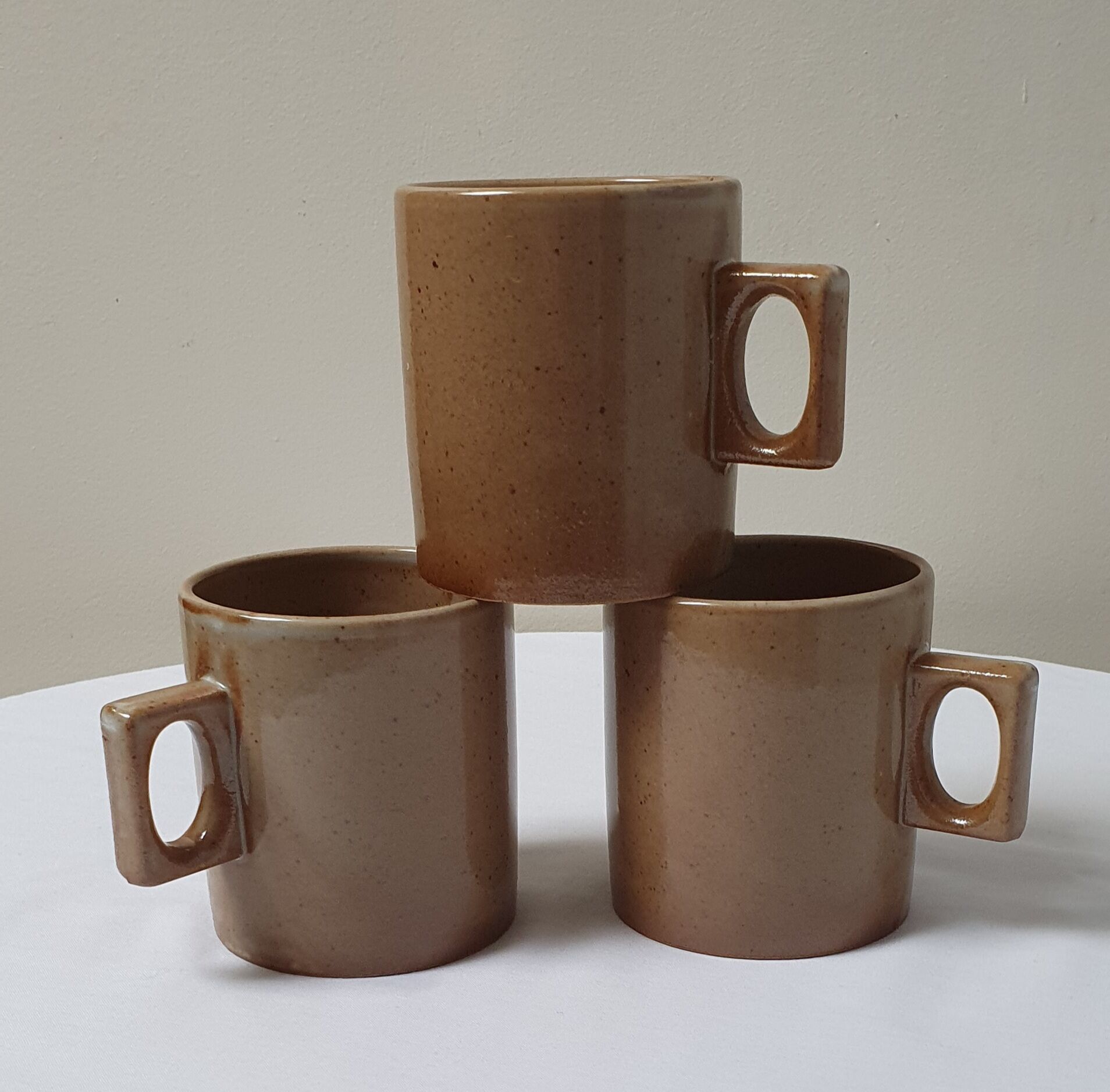 Mugs en grès et un pichet