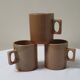 Mugs en grès et un pichet