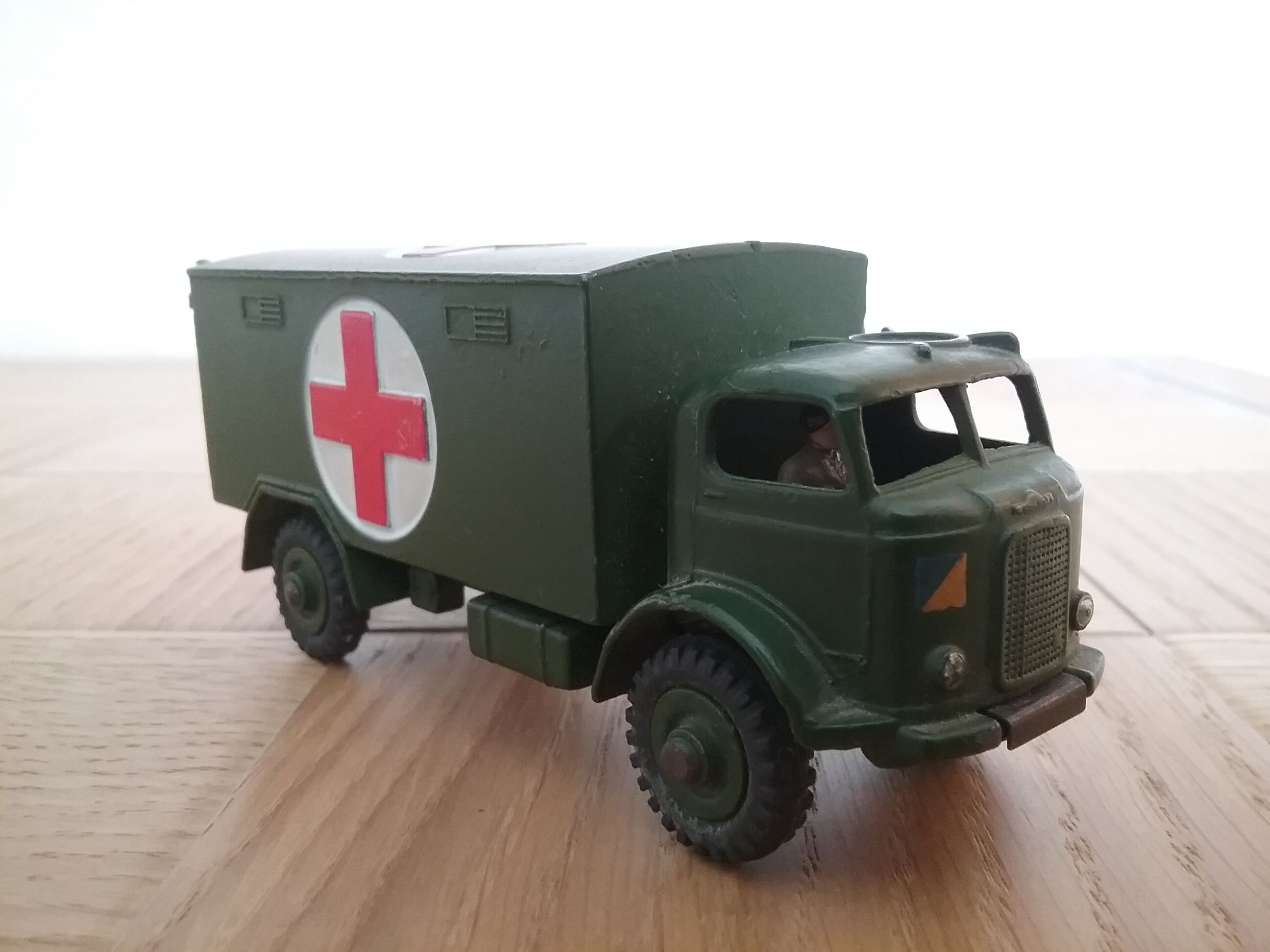 Military ambulance Dinky toys England ref 626 with box