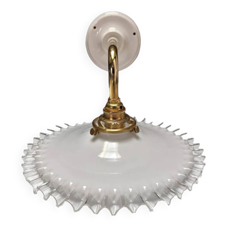 Applique murale vintage en opaline blanche