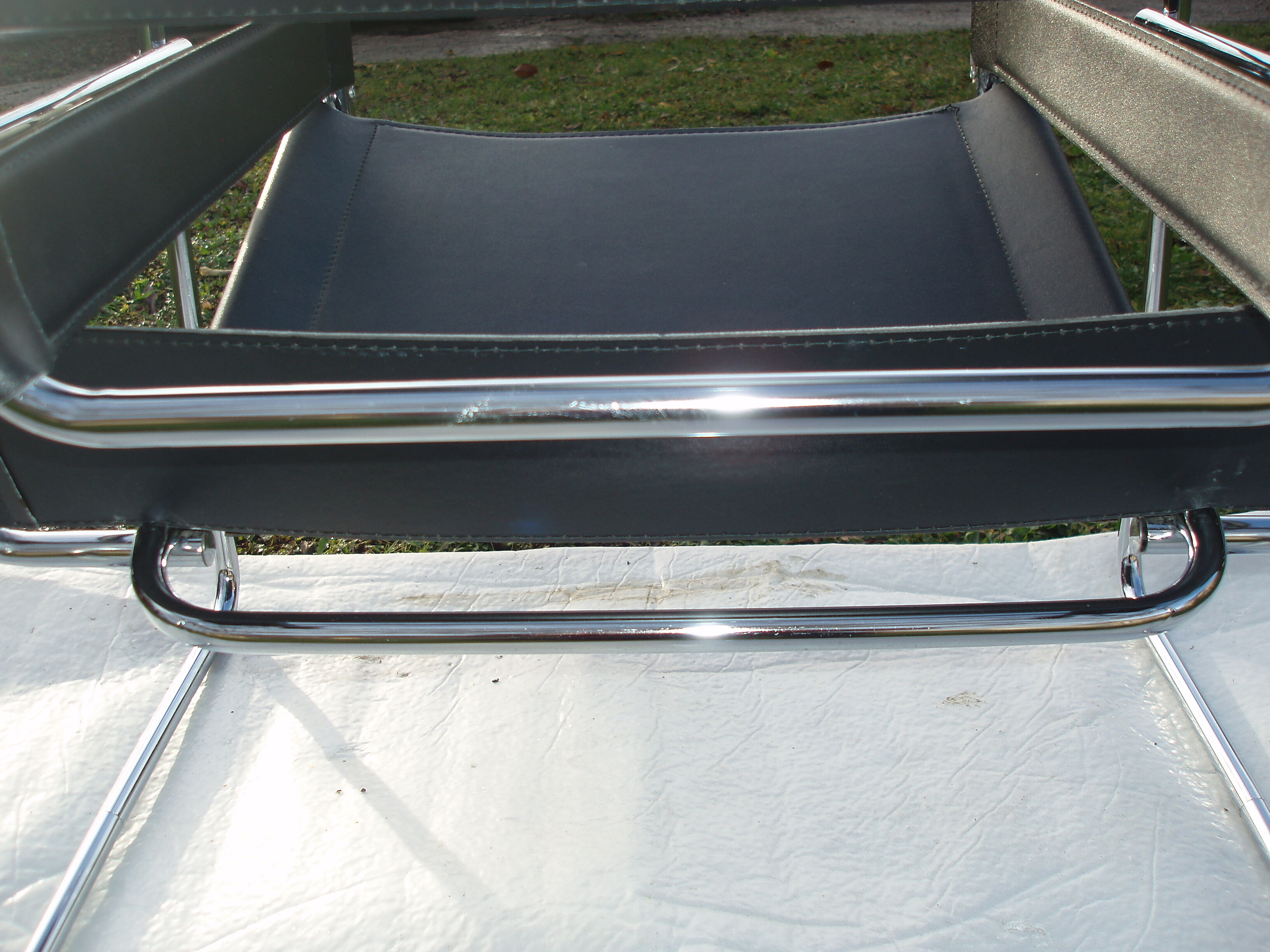 Wassilly chair in black and chrome leather byMarcel Breuer