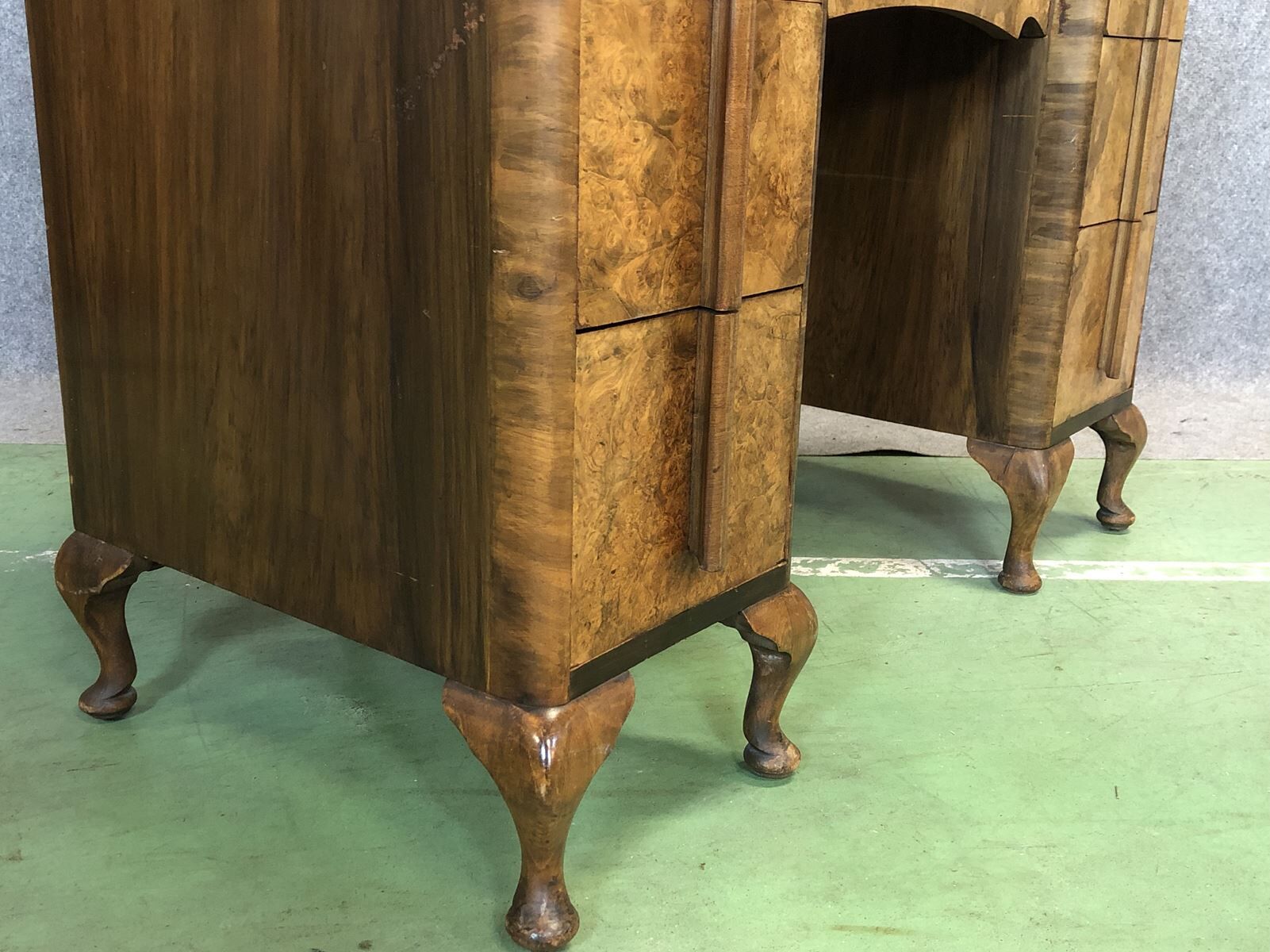 Bureau anglais Art déco en loupe de noyer