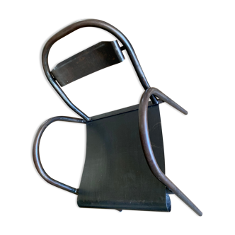 Industrial chair with rounded armrest spout