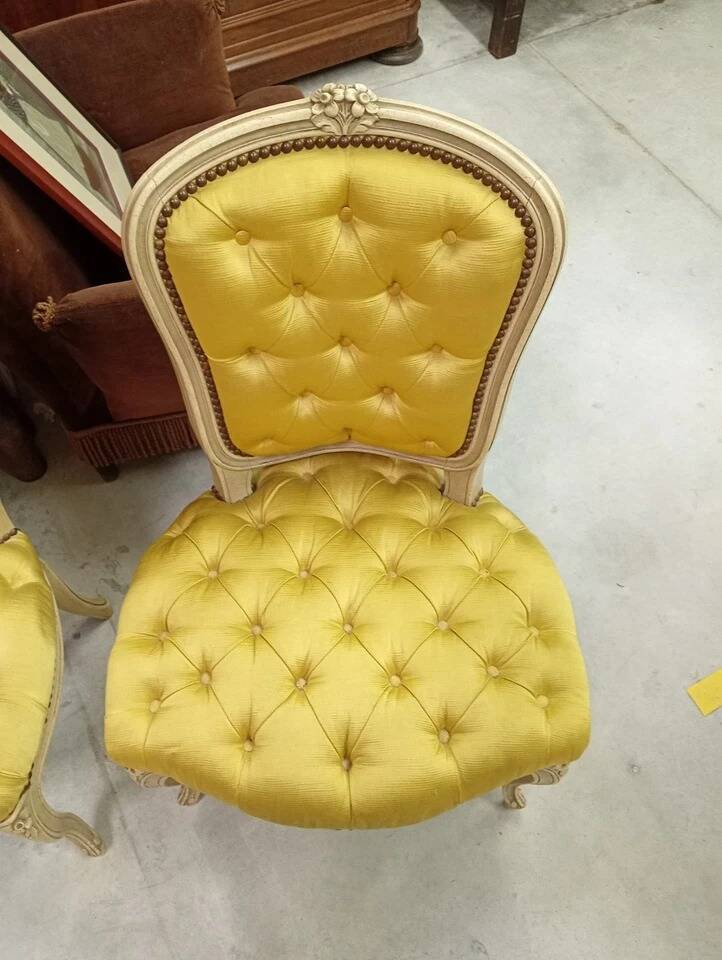 Paire de chaises chauffeuses capitonnées de style Louis XV