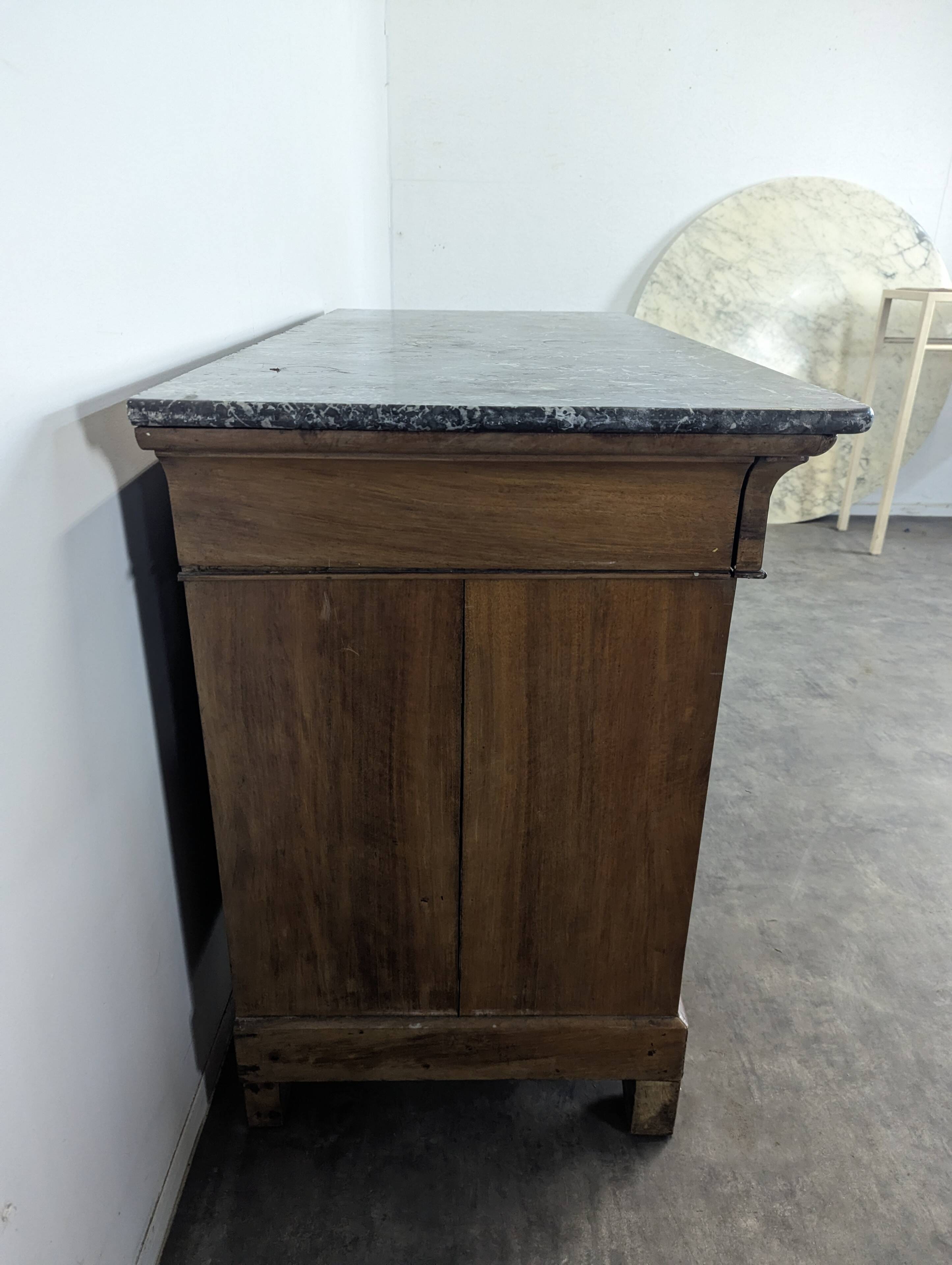 Commomde époque Restauration en placage d'acajou flammé