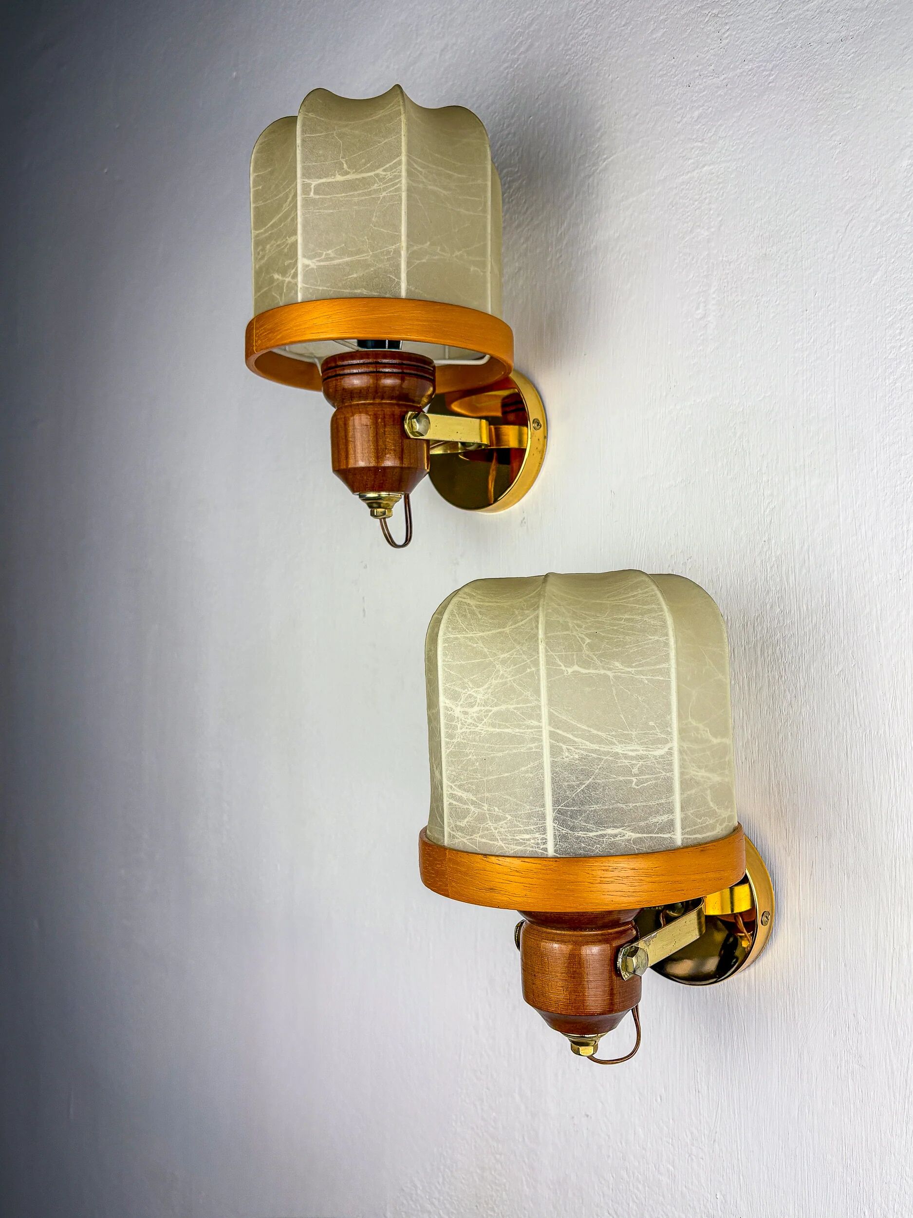 Pair of Italian articulated "Cocoon" wall lights, resin and pine, 1970s