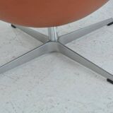 Fauteuil Egg et son repose pied d’Arne  Jacobsen  Edité par Fritz Hansen.