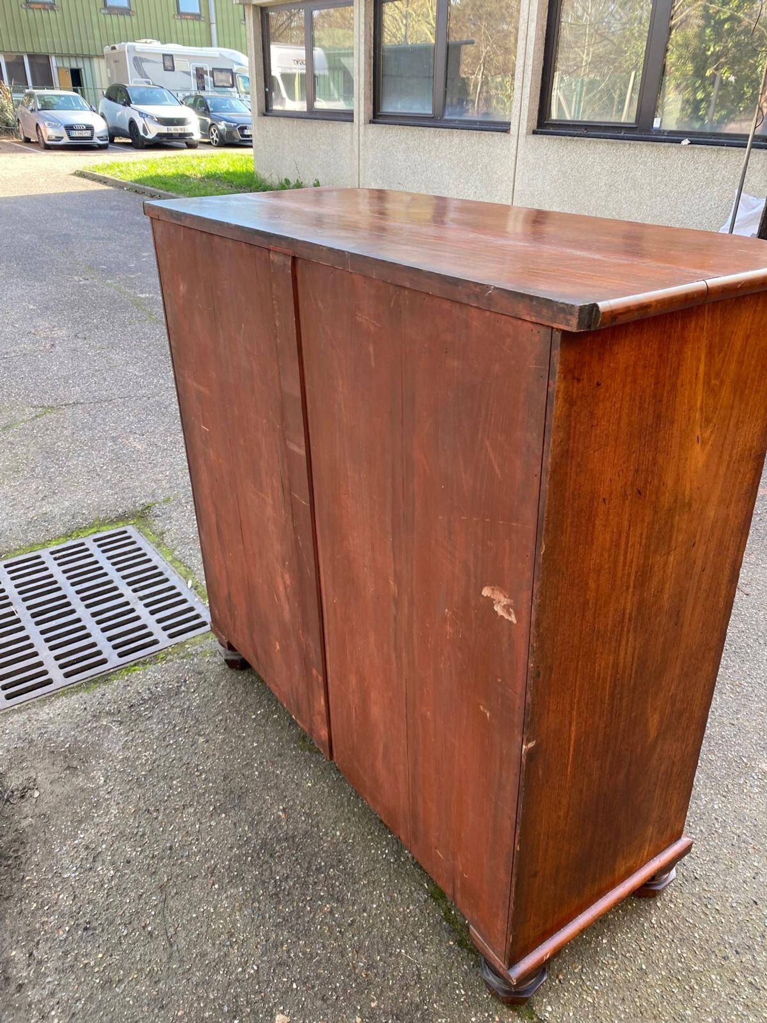 Victorian English commode in solid mahogany wood, 1930.