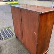 Victorian English commode in solid mahogany wood, 1930.