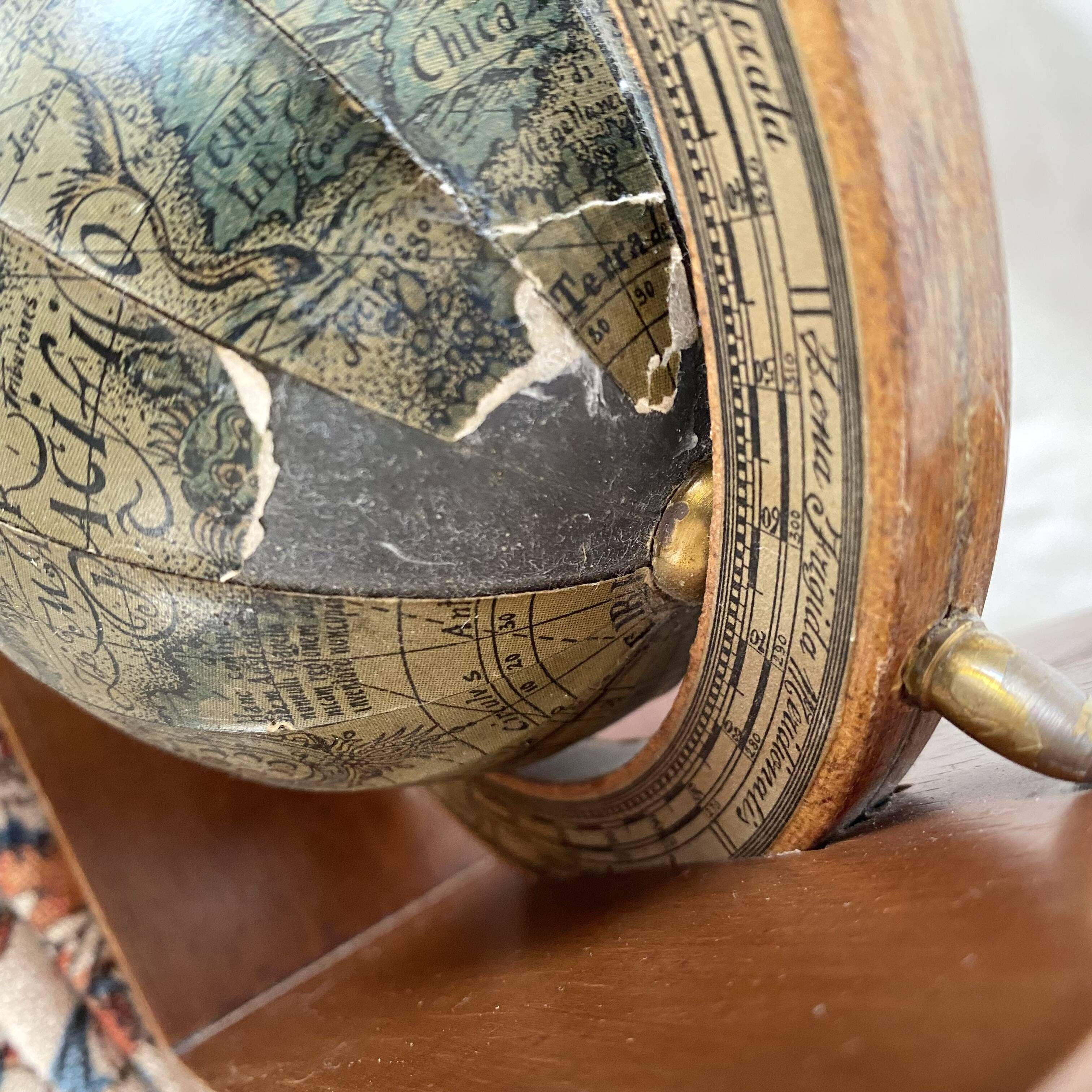 Globe Terrestre En Aluminium FOSSIL - Objet Collector De 369 Grammes - Occasion