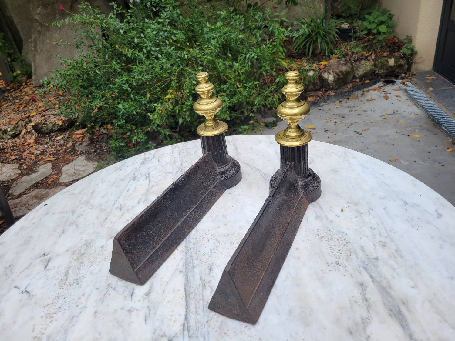 Paire de chenets en fonte et laiton