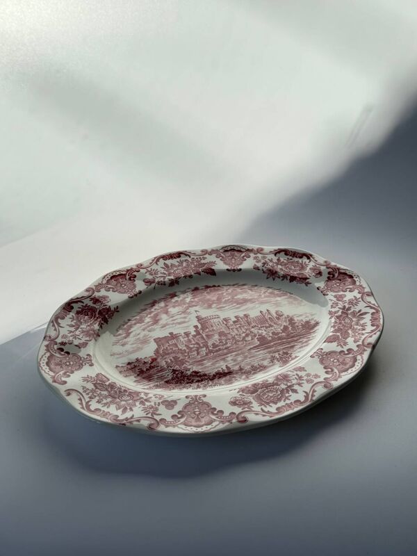 Ensemble vintage Enoch Wedgwood ''Maisons Royales de Grande-Bretagne'' en rouge, gravé à la main.