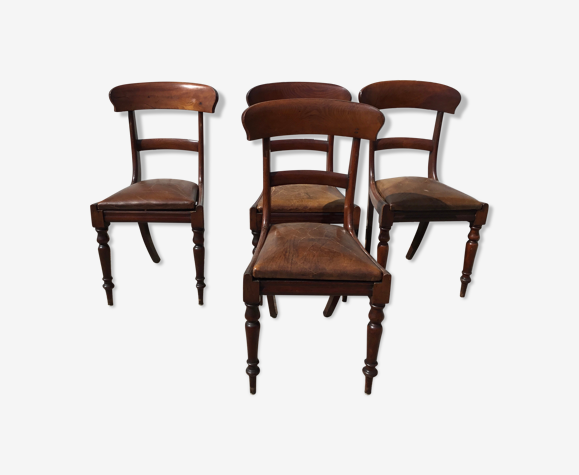 Une série de 4 chaises en acajou avec galettes en cuir 19 eme en bon etat