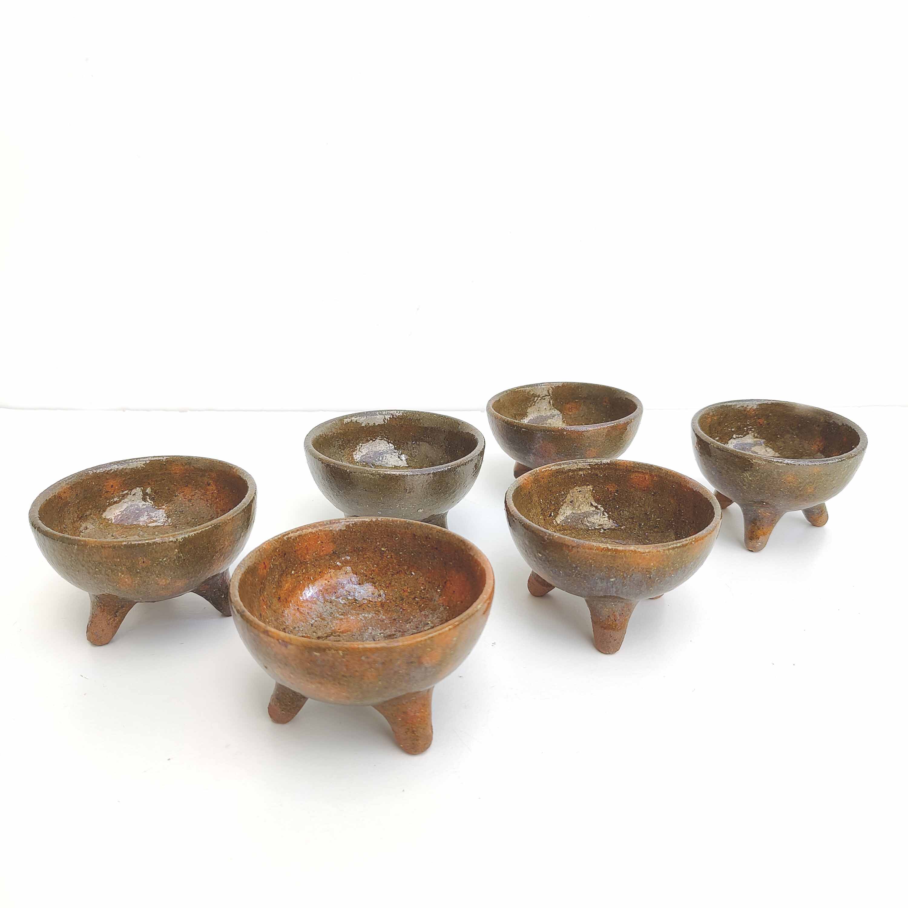 Set 6 bols tripodes terre cuite forme anthropomorphe