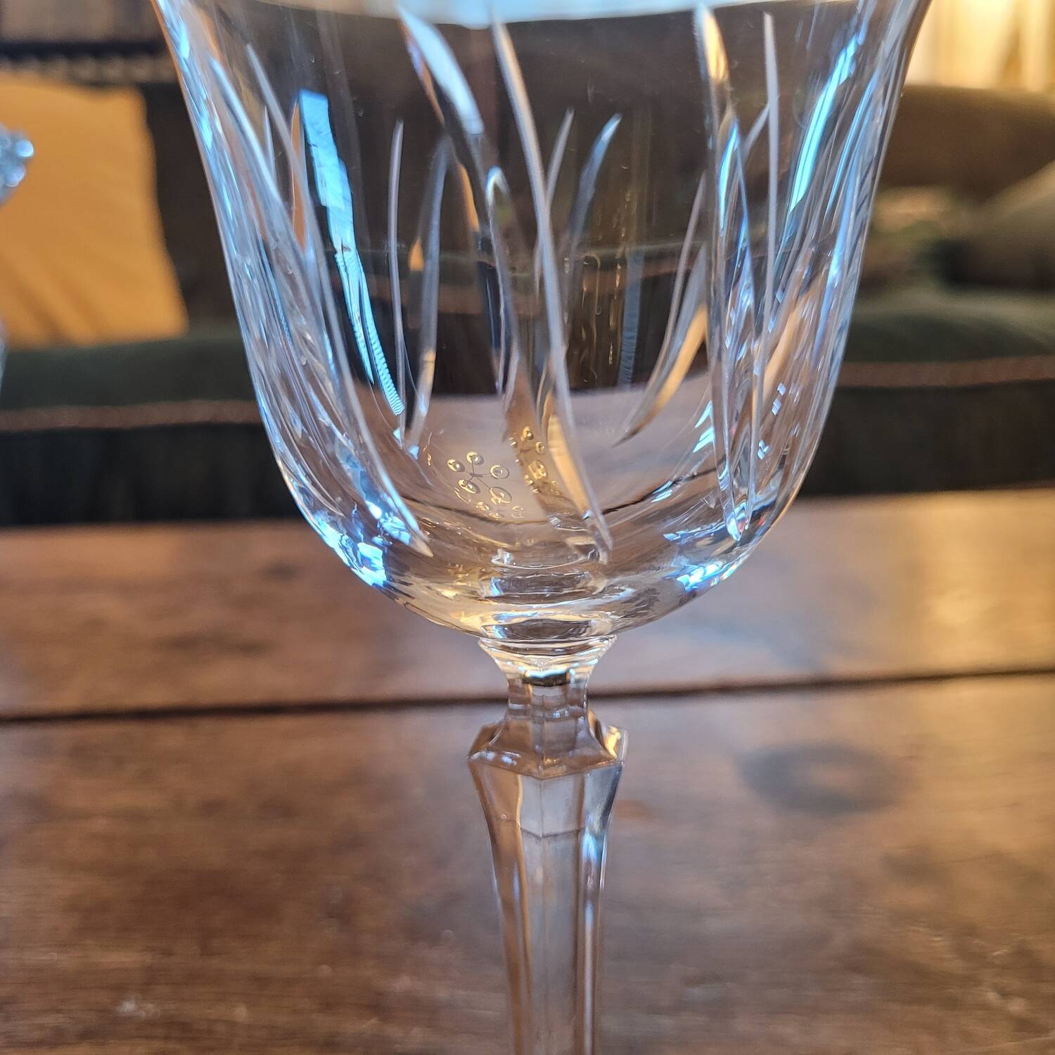 Service de 12 verres en cristal gravé – deux formats assortis, années