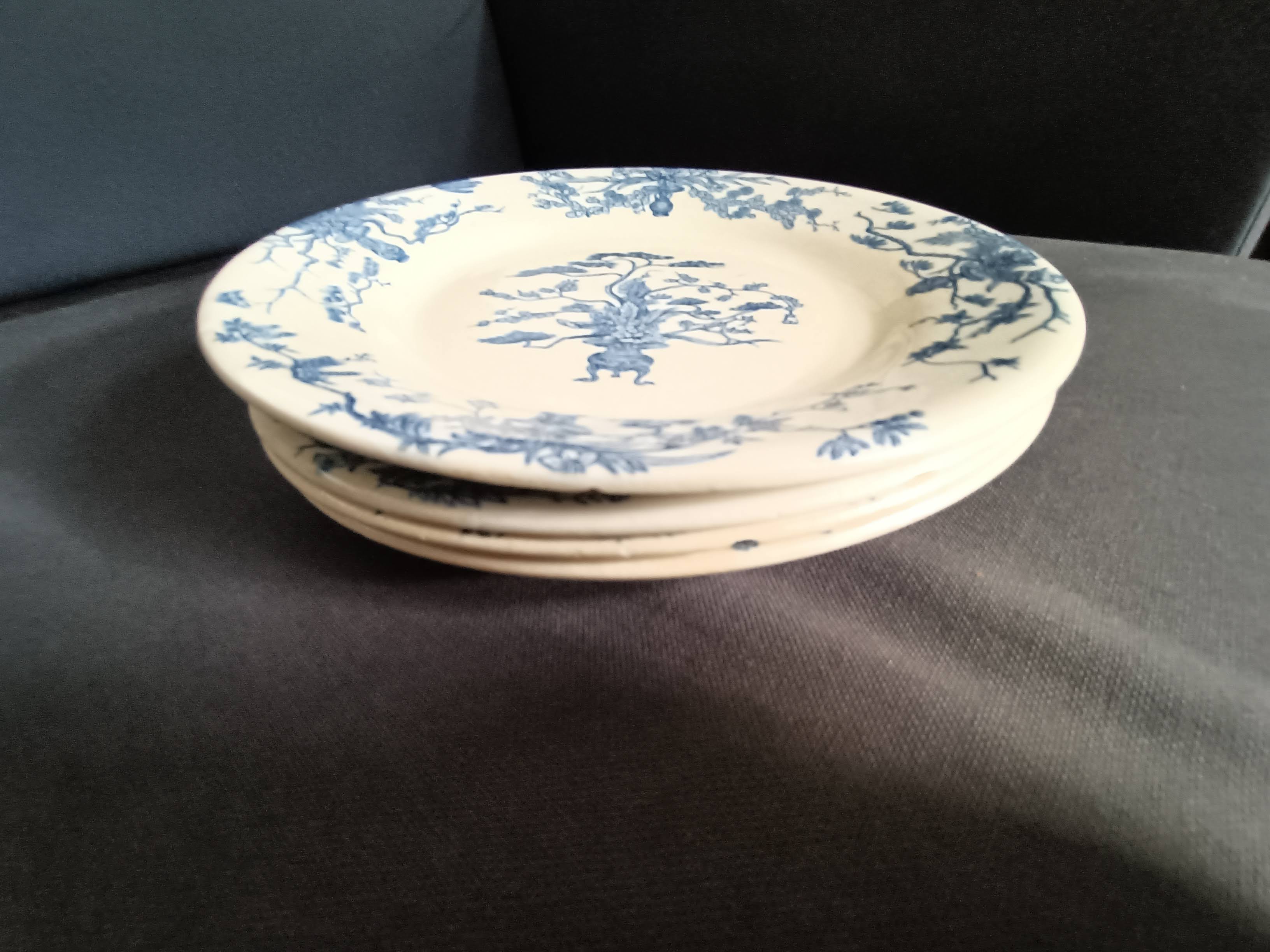 Assiette XIX° en Gien à motifs végétaux asiatiques