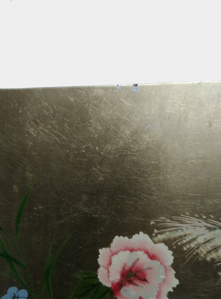 Triptyque de tableaux laqués style japonais représentant des fleurs sur fond or