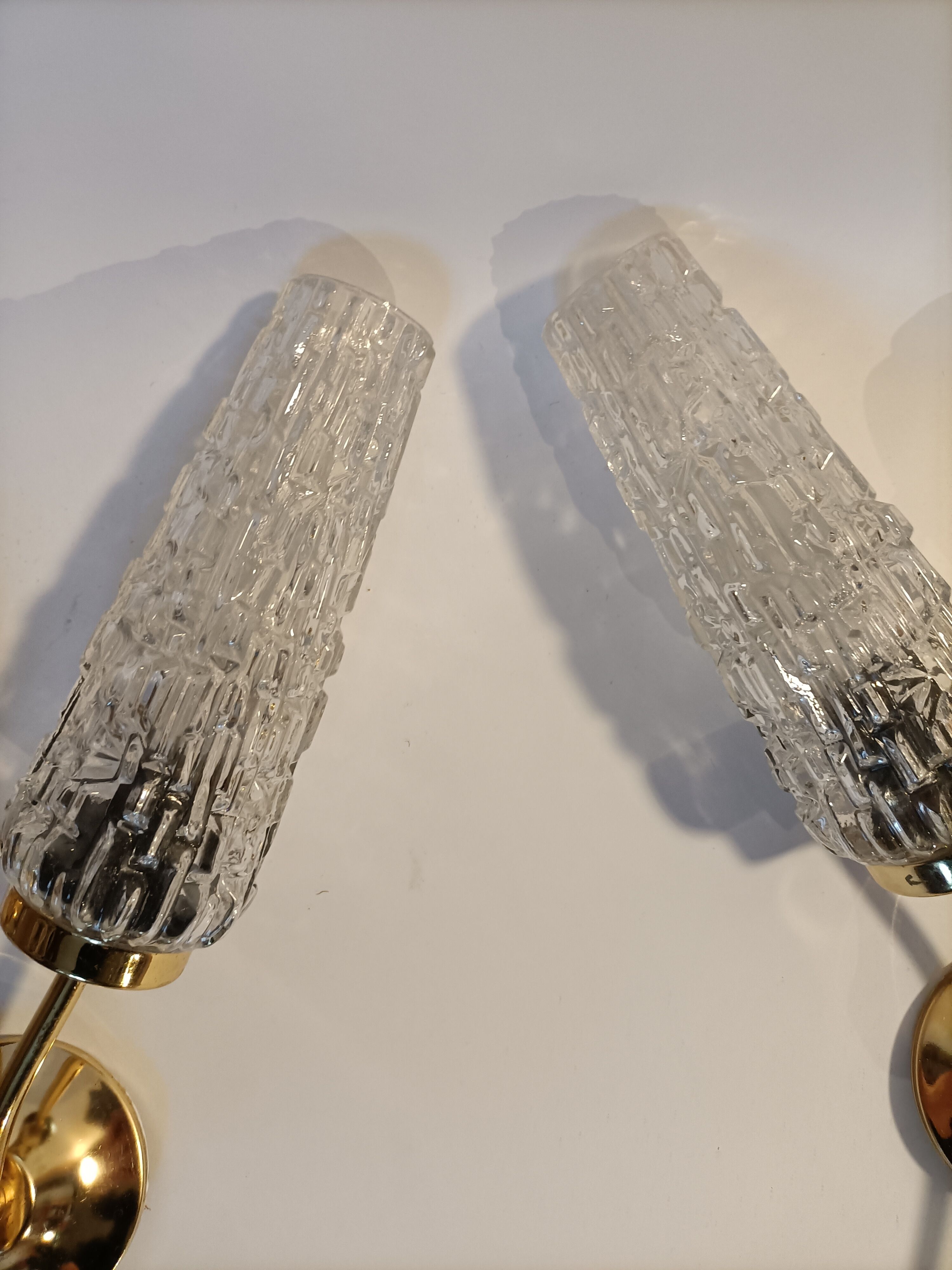 Pair of 1960 wall lamps in gilded brass and cut glass