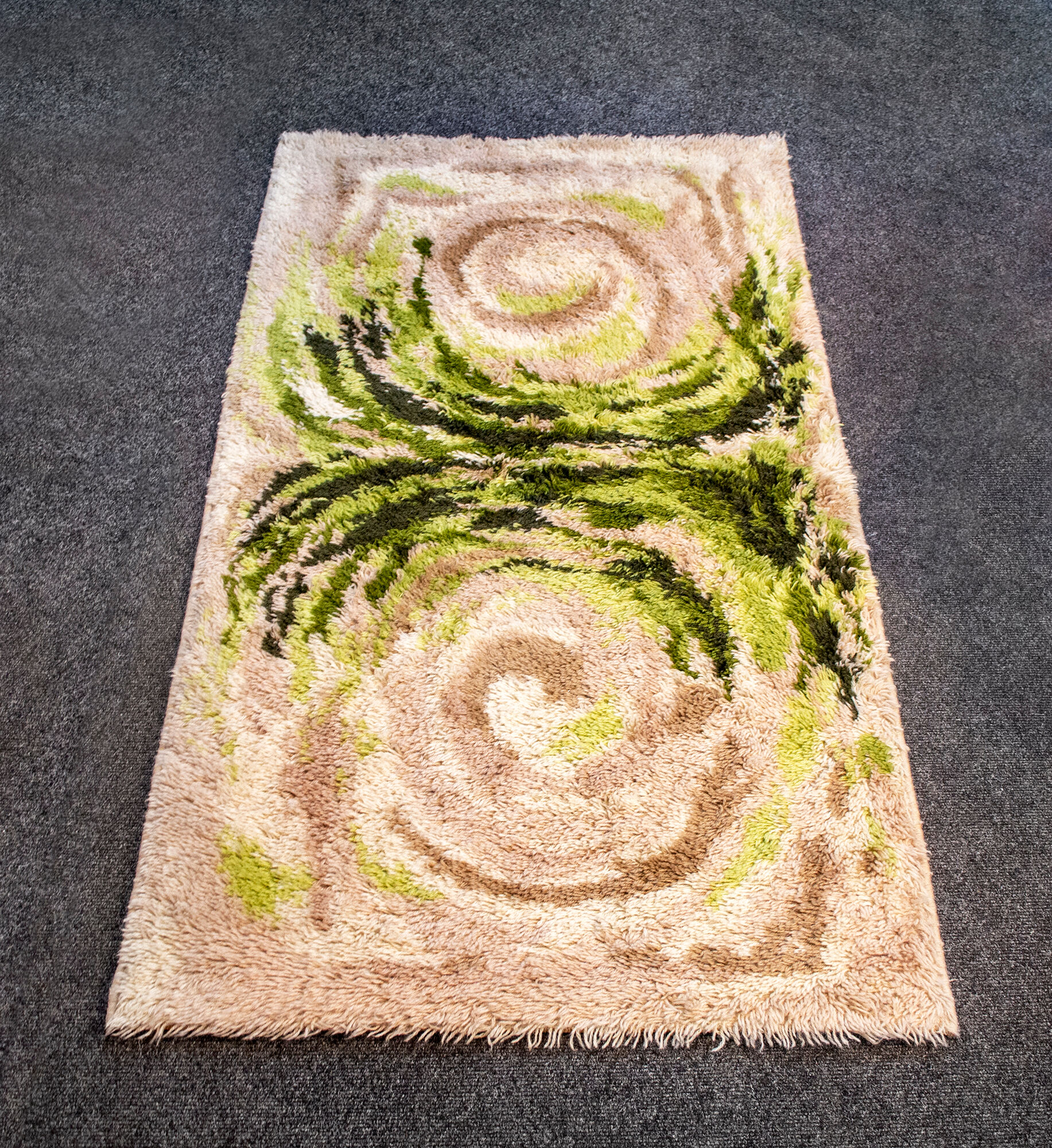 Carpet with psychedelic designs in wool Italy 70s 87x155cm