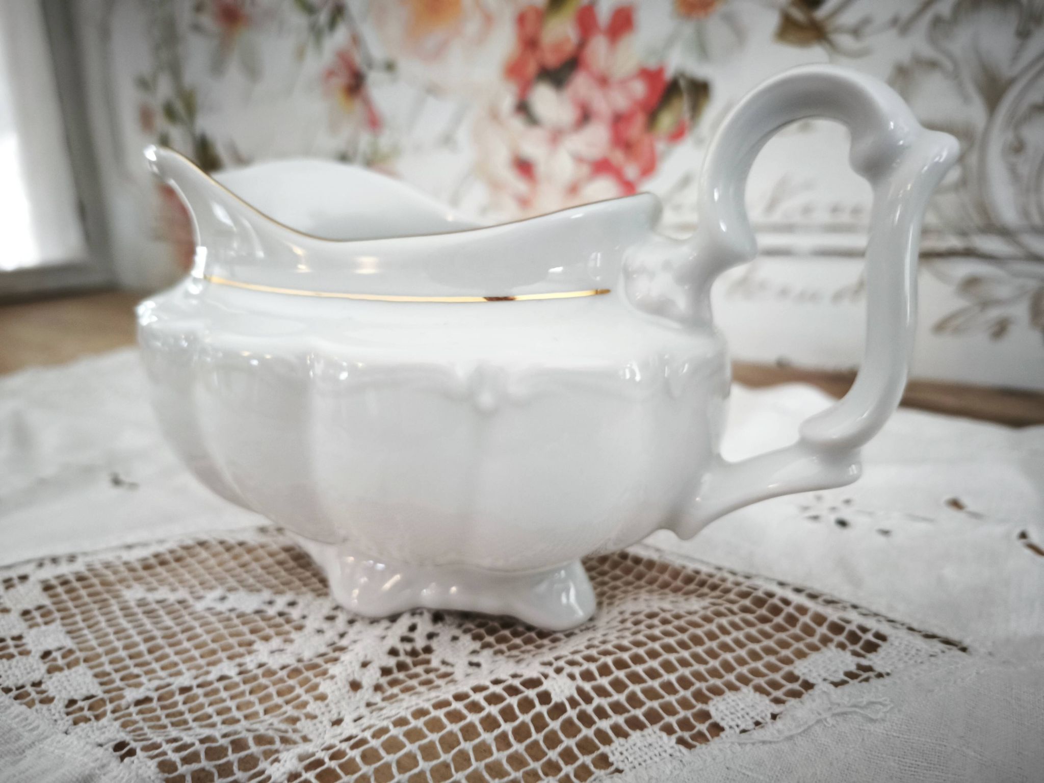 Saucière en porcelaine Manufacture blanche double filet or peint à la main