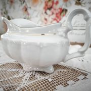 Saucière en porcelaine Manufacture blanche double filet or peint à la main