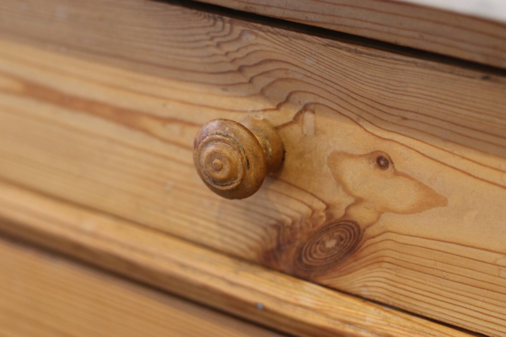 Antique chest of drawers in pitch pine, circa 1900