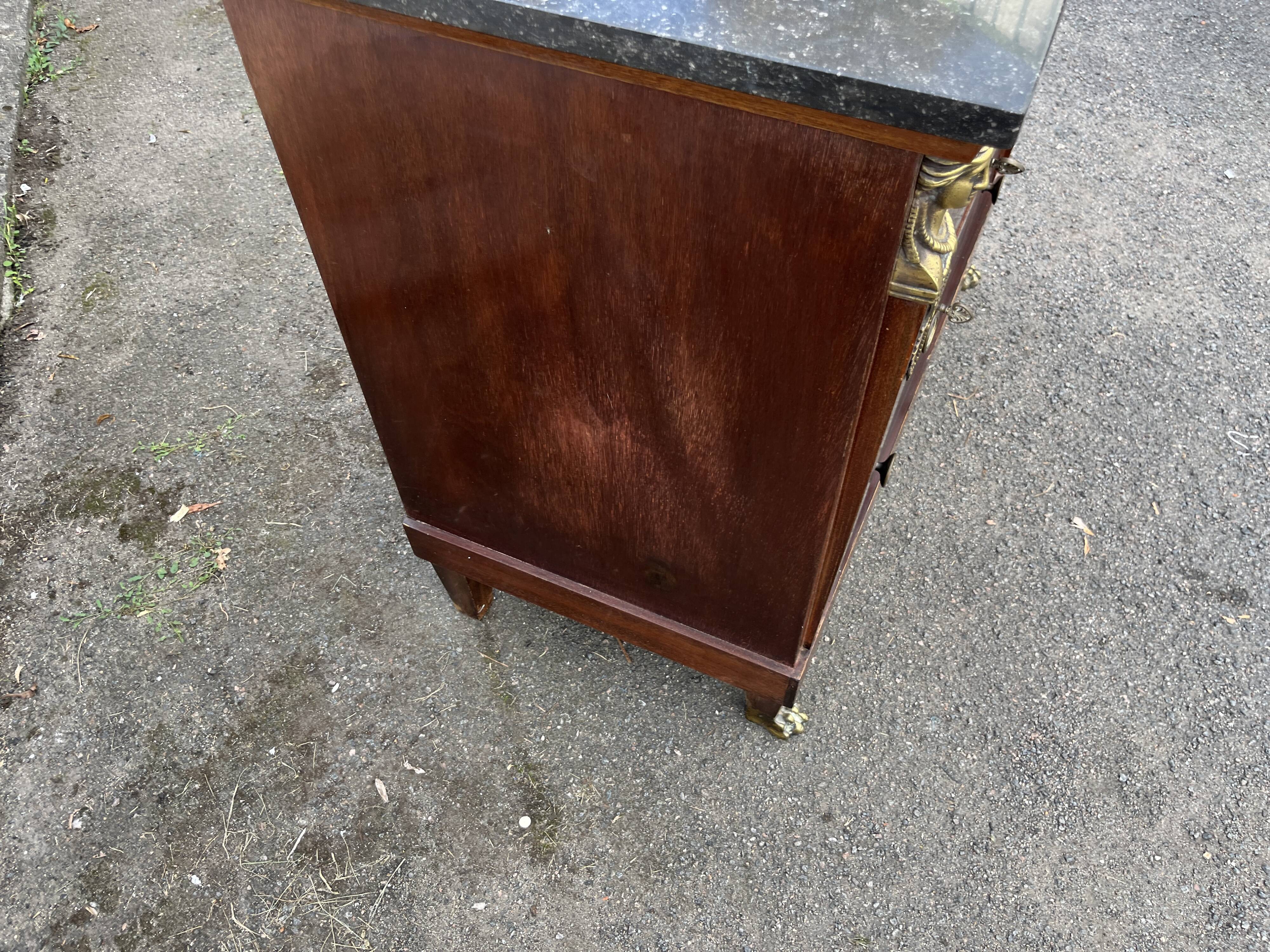 Commode Retour d’Égypte en acajou et bronze doré – dessus marbre noir