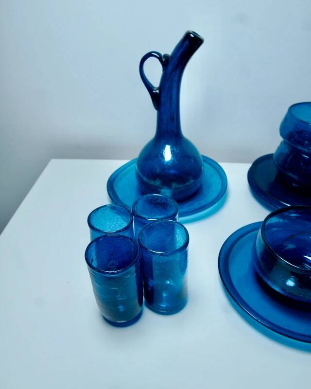 Ensemble verrerie en verre soufflé bleu cobalt – carafe + 4 verres + 3 bols + 4 soucoupes