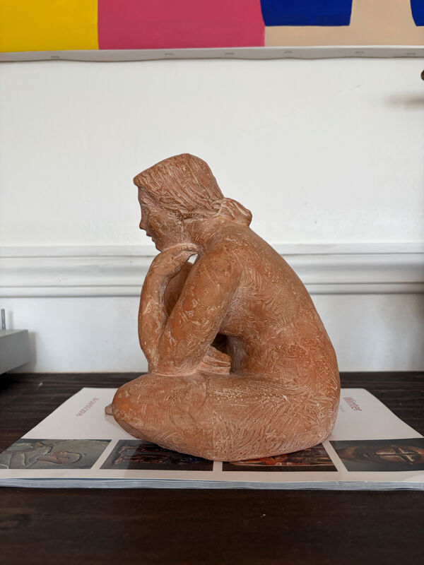 Sculpture en terre cuite Femme nue assise 1970