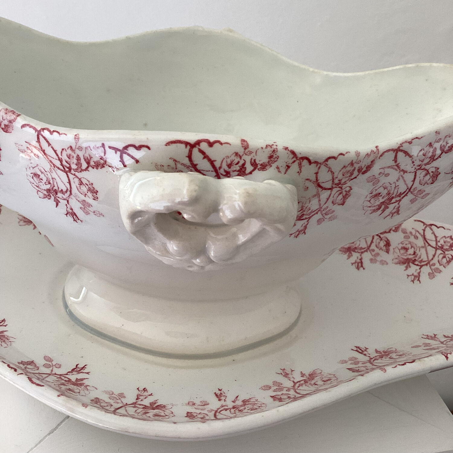 Old sauce pot with tray Garland of roses Gien