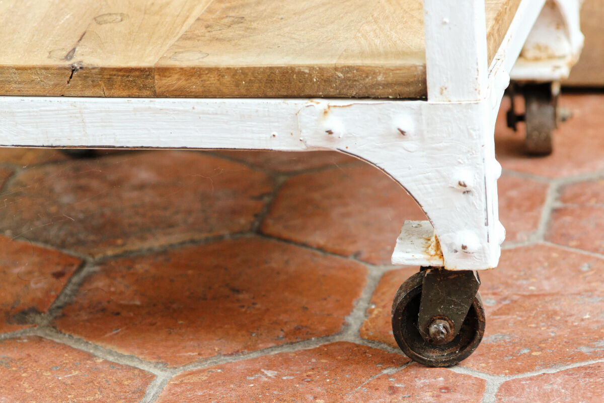 Industrial stele on wheels