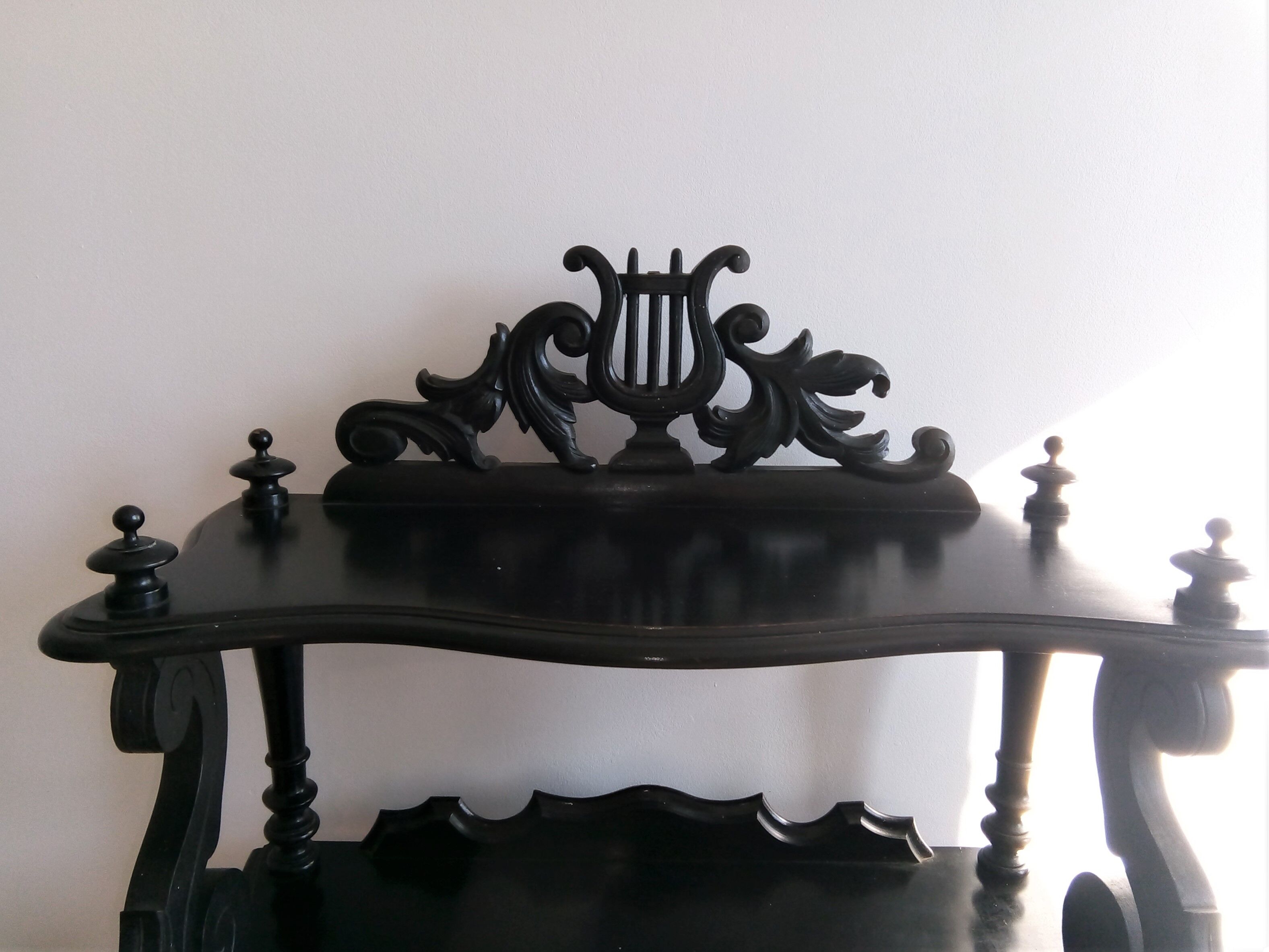 Black shelf 4 shelves on wheels