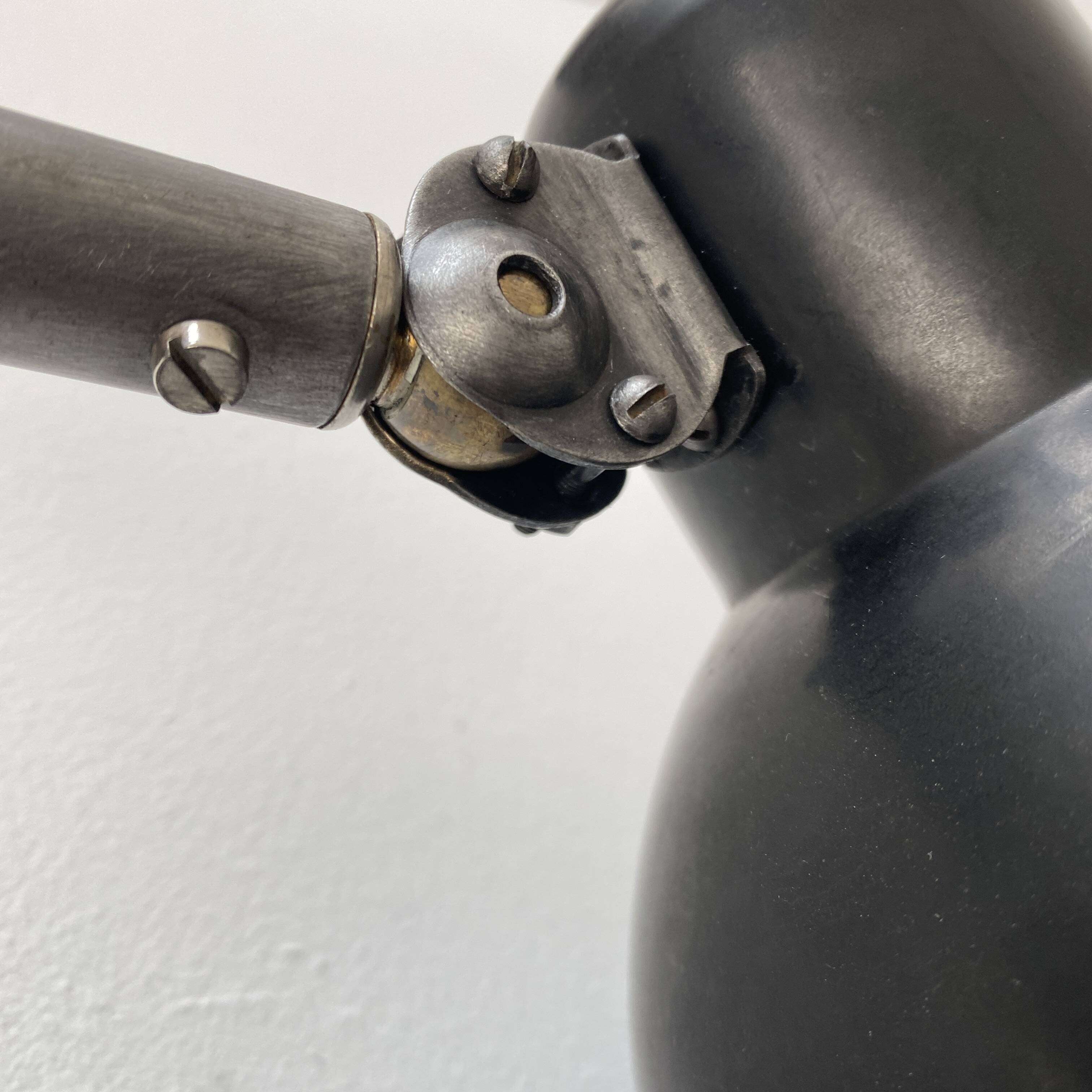 Ancienne lampe applique d’atelier bauhaus hala 122