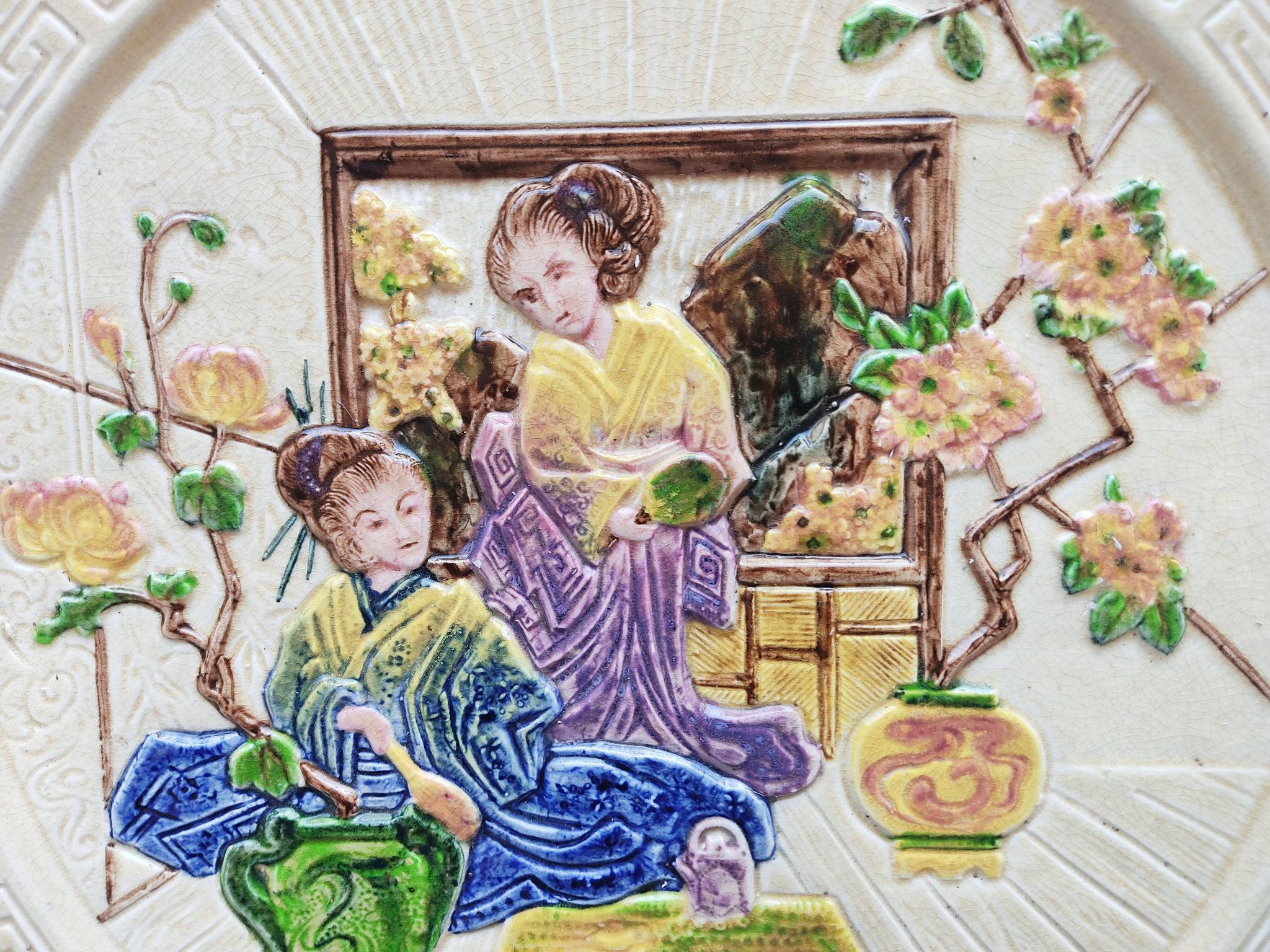 Plat décor Geishas faïence anglaise Bretby