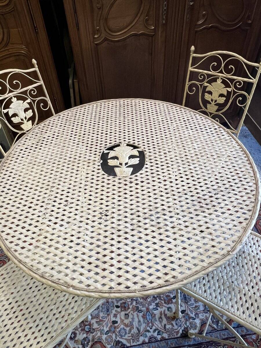 Foldable garden or terrace furniture set made of sheet metal and woven, perforated wrought iron, 5 pieces.