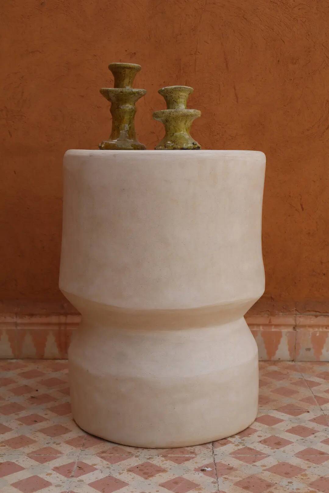 Sculptural side table in tadelakt