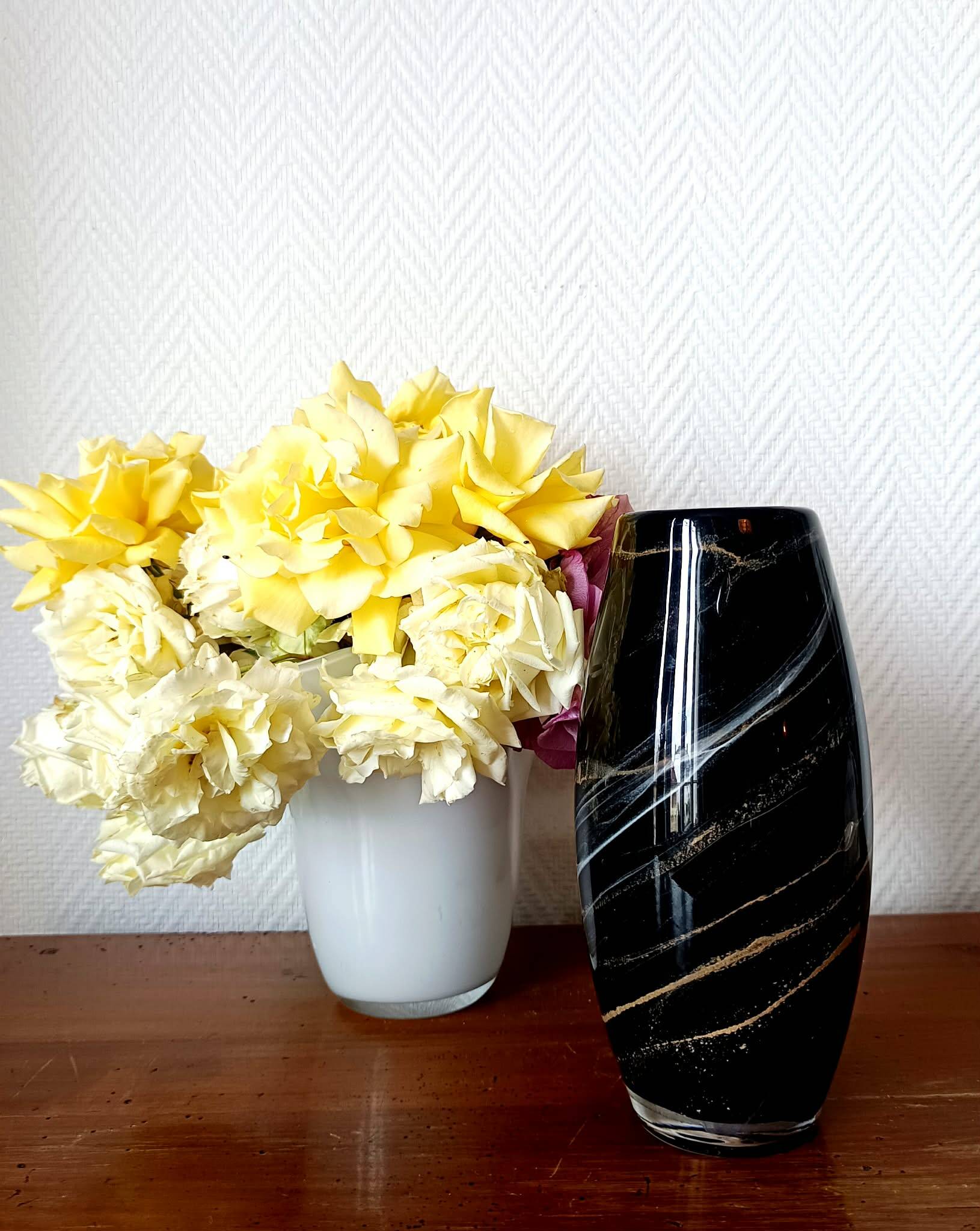 Black and gold glass vase in Murano style