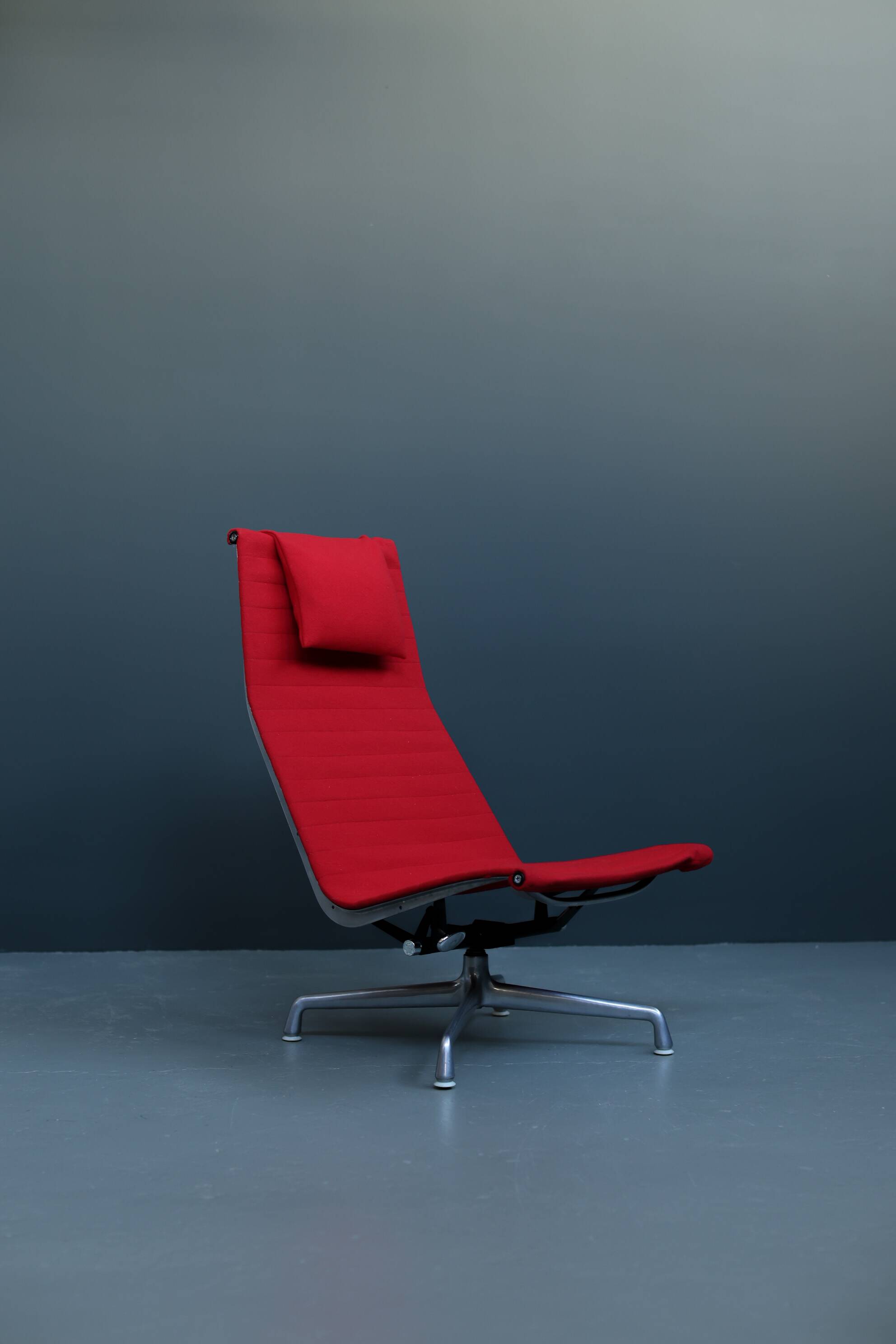 Aluminum Lounge Chair EA125 by Charles & Ray Eames for HERMAN MILLER