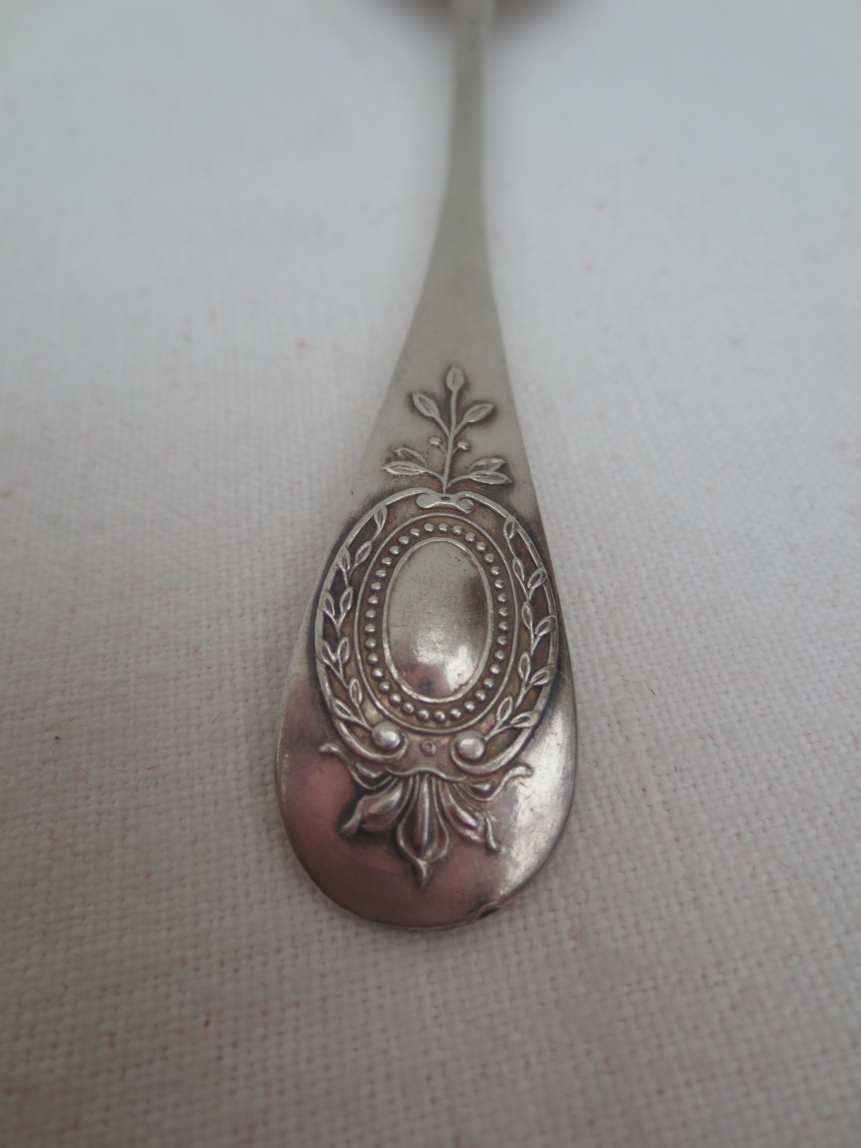 Suite of 6 small silver dessert spoons, medallion decoration