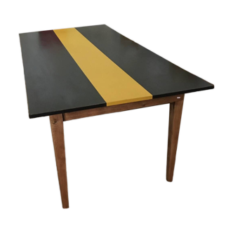 Grande table noire et jaune