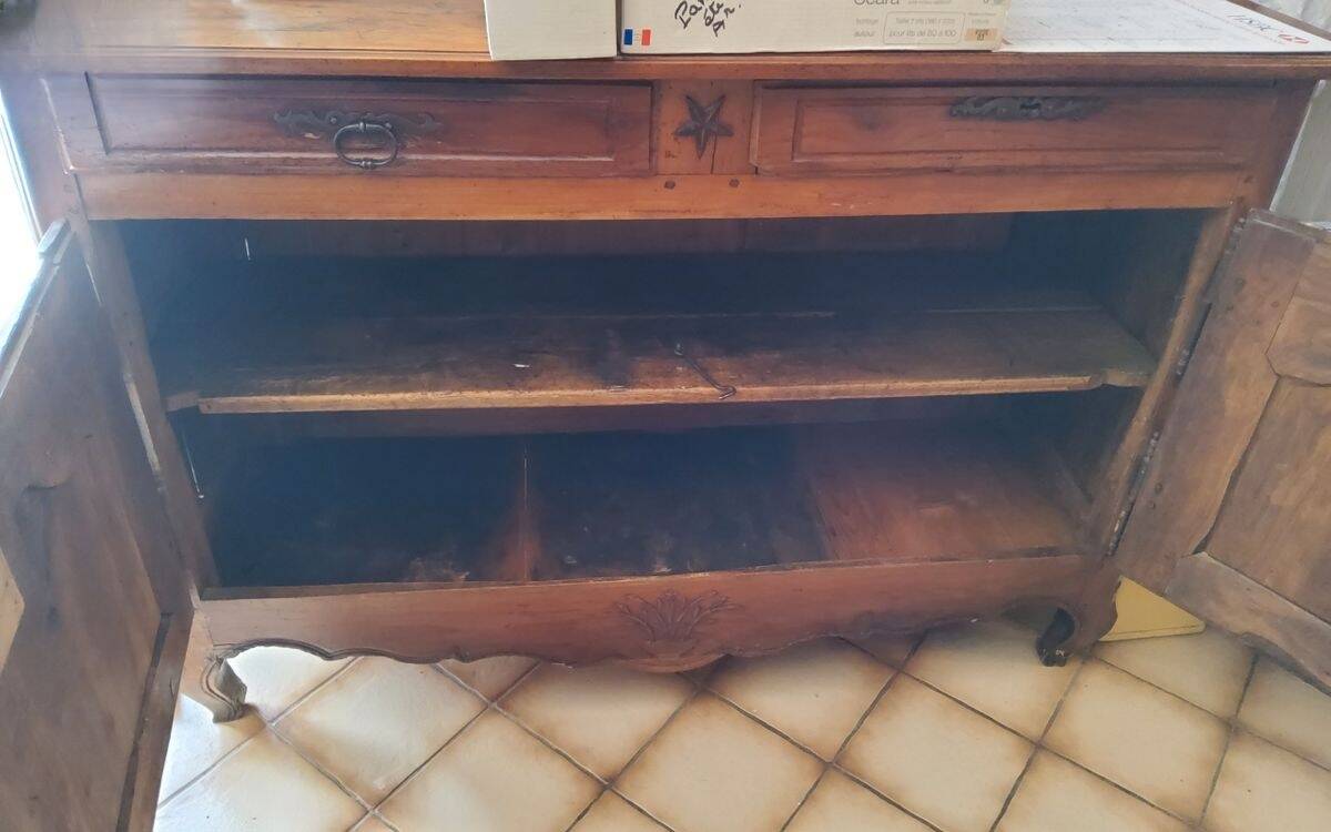 Rustic or authentic country buffet with beautiful sculptures.