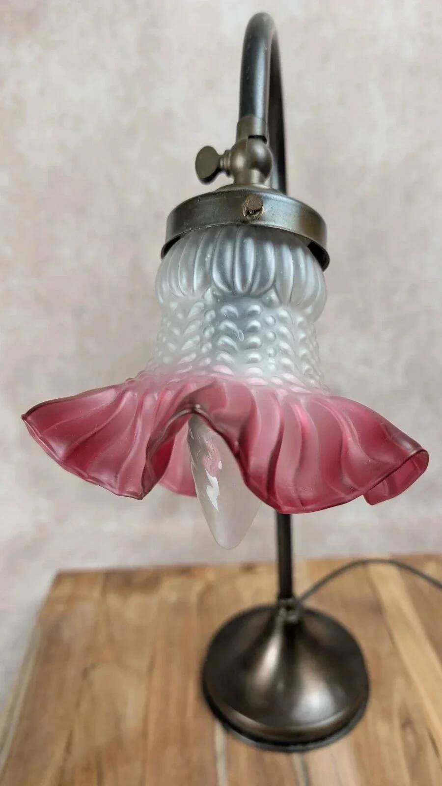 Vintage lamp with retro charm – frosted pink glass tulip