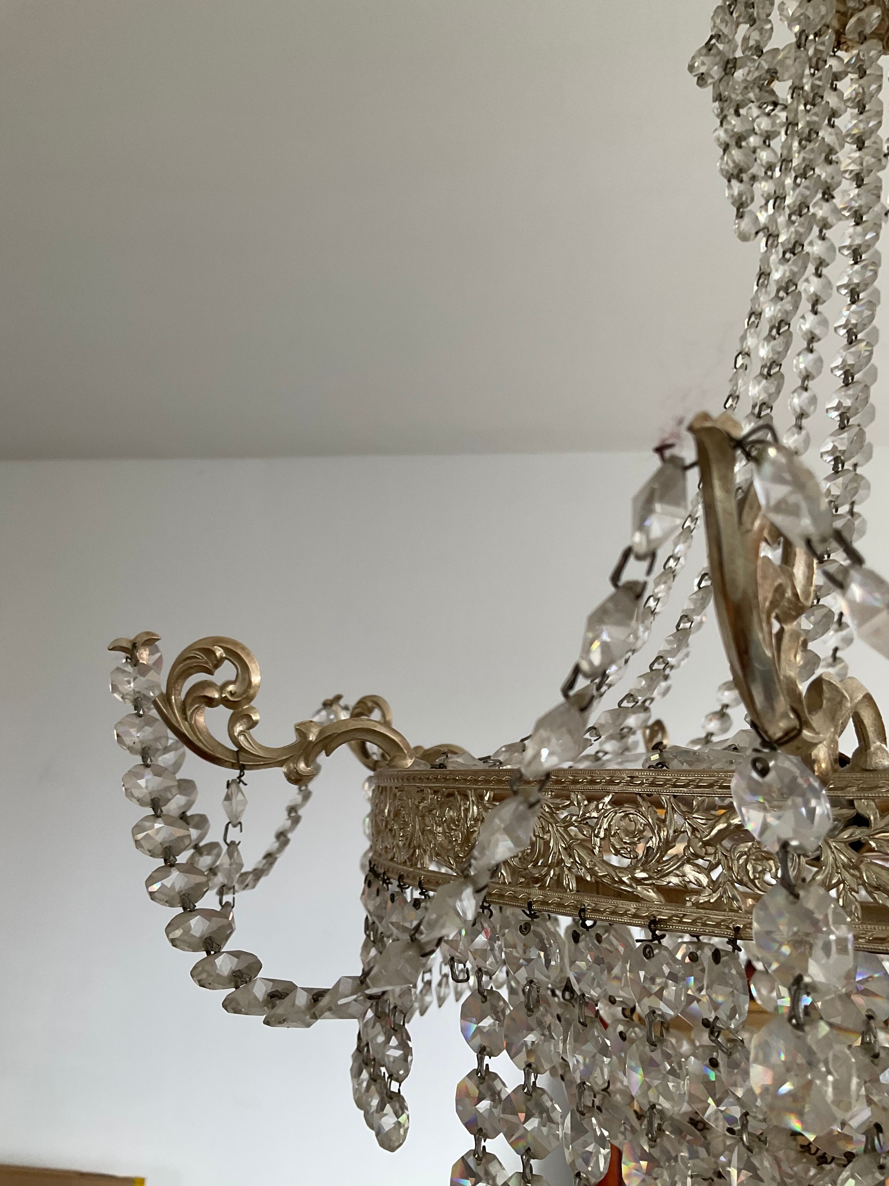 Balloon chandelier in brass and crystal grapevines