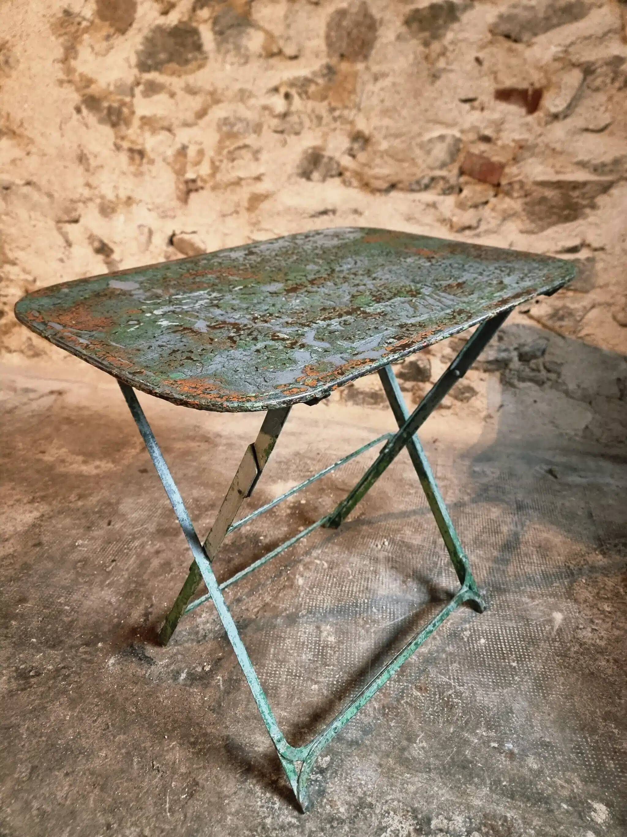 Table bistrot pliante française en fer riveté, années 1920