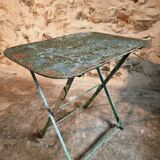 Table bistrot pliante française en fer riveté, années 1920