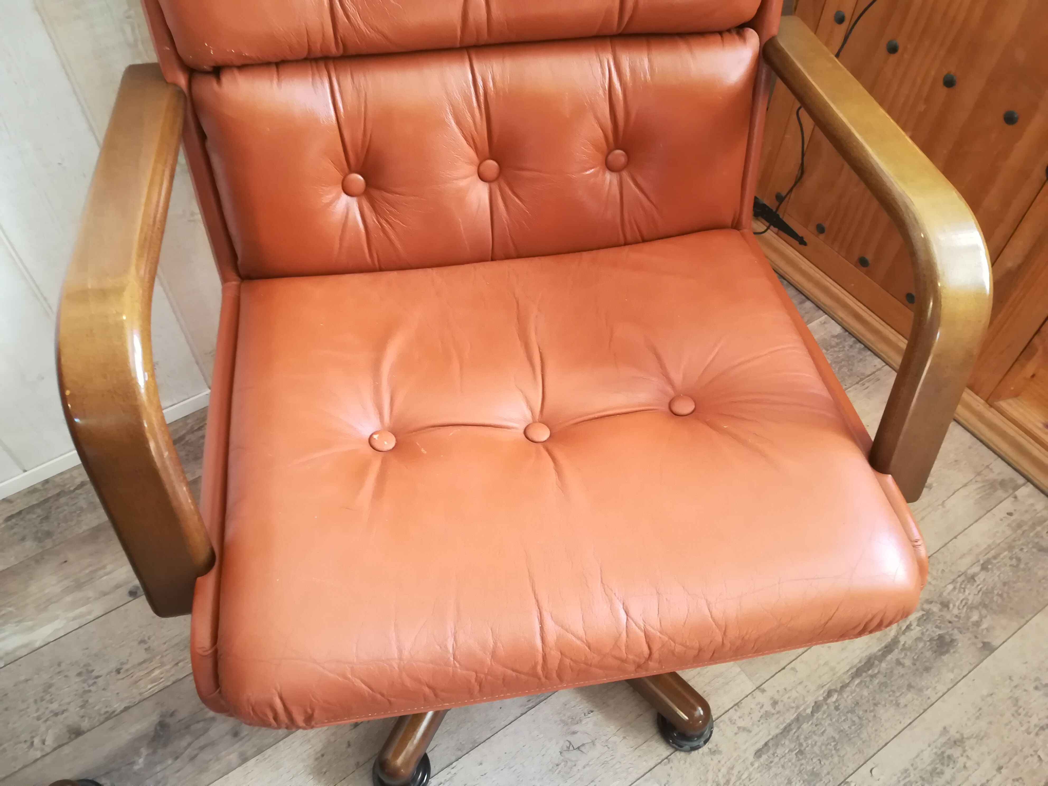 Paire de fauteuils pivotant havane vintage Italie